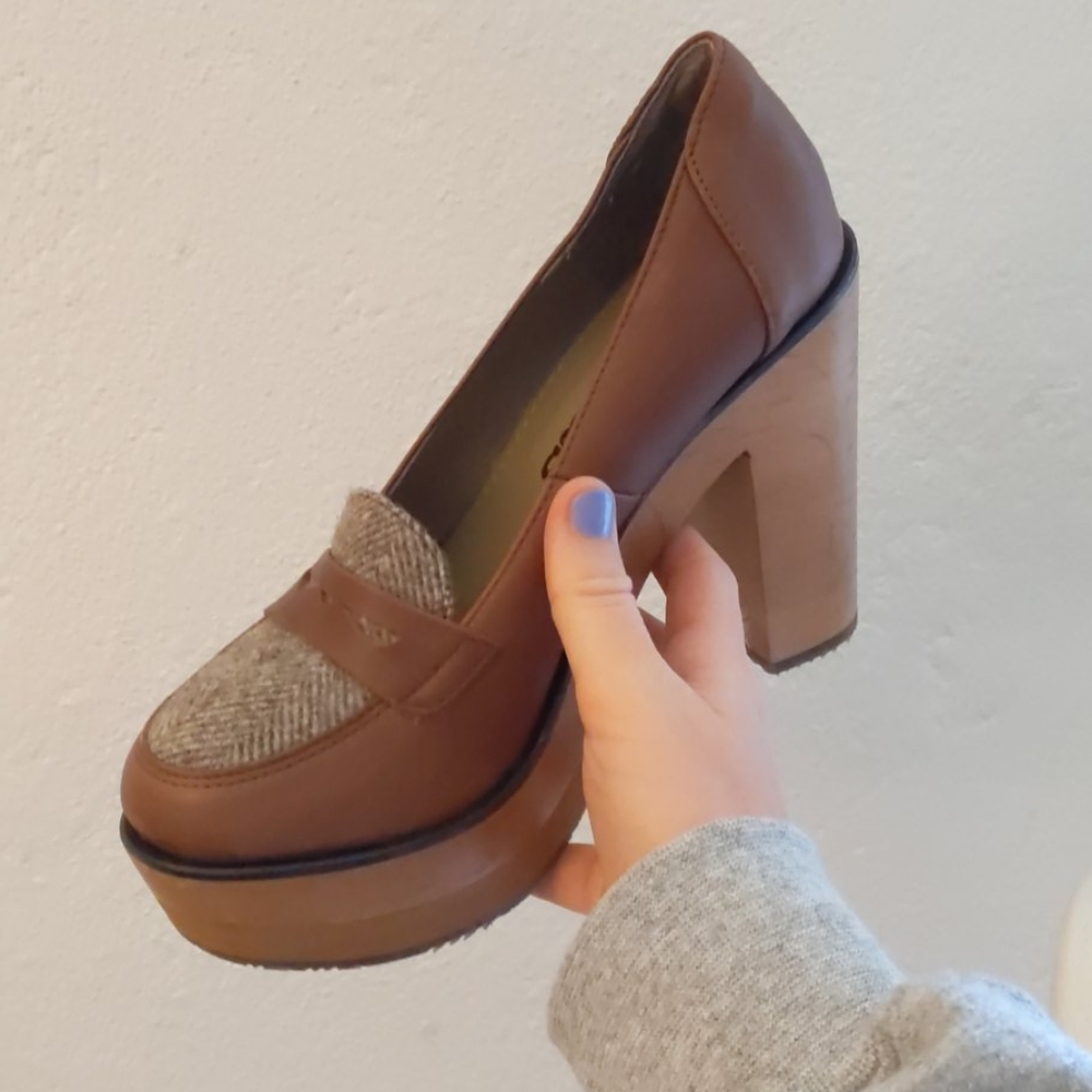Cubana's Wave Loafer Heel size 7